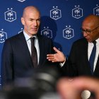 El presidente de la Federación Francesa de Fútbol (FFF), Philippe Diallo (derecha), gesticula junto al exfutbolista internacional francés Zinedine Zidane (izquierda) mientras posan tras una rueda de prensa para presentarlo como nuevo seleccionador de la selección francesa de fútbol en la sede de la Federación Francesa de Fútbol (FFF) en París, el 28 de julio de 2026. El excentrocampista francés, que ganó el Mundial de 1998 y la Eurocopa de 2000 como jugador, ha sido nombrado seleccionador de la selección francesa, sucediendo a Didier Deschamps, según ha anunciado la Federación Francesa de Fútbol (FFF). Zidane toma el relevo de su antiguo compañero de equipo Deschamps, que llevaba al frente del equipo desde 2012; el mandato de Deschamps concluyó con un cuarto puesto en el Mundial de 2026, tras la conquista del título en 2018 y una presencia en la final en 2022.