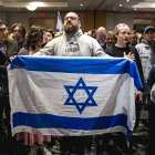 Miembros de la comunidad judía de Montreal se reúnen en una vigilia en el Gelber Conference Centre
