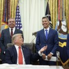 Donald Trump junto al secretario de Transporte, Sean Duffy/ Ken Cedeno