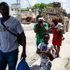 Una familia huye de un barrio tras los disturbios de pandillas ocurridos la noche anterior en Puerto Príncipe, el 20 de abril de 2026.