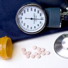 Medicamentos para la presión arterial, brazalete y estetoscopio.
