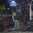 Un policía inspecciona el lugar tras la explosión de un camión