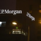 Logo de JPMorgan en Varsovia, Polonia/ JAKUB PORZYCKI