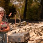 Una mujer reacciona al ver la casa de su hija calcinada durante el incendio de Old Trails en Spokane, Washington, el 4 de agosto de 2026. El martes, los equipos de emergencia se apresuraban a contener las llamas en el noroeste de EE. UU., donde un hombre fue detenido como sospechoso de incendio provocado en relación con el mayor de los incendios que han dejado sin hogar a decenas de miles de personas. Los incendios forestales, avivados por la sequía y el intenso calor, han arrasado la ciudad de Spokane, en el estado de Washington, quemando miles de acres y reduciendo a cenizas cientos de edificios, mientras las familias, angustiadas, esperan noticias sobre cuándo podrán regresar.