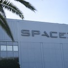 (ARCHIVO) El logotipo de SpaceX se ve en el exterior de unas instalaciones de Space Exploration Technologies Corp. en Hawthorne, California, el 8 de junio de 2026. SpaceX anunció el 4 de agosto de 2026 que sus ingresos se dispararon un 92 % en el segundo trimestre, superando las expectativas de los analistas en unos 1.000 millones de dólares en su primer informe de resultados desde que salió a bolsa en junio.