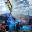 Los aficionados del FC Cincinnati se reúnen durante una concentración y una marcha previas al partido de la Leagues Cup entre el FC Cincinnati y el C.F. Pachuca, que se disputará en el TQL Stadium de Cincinnati (Ohio) el 4 de agosto de 2026. (Foto de Jason Whitman/NurPhoto) (Foto de Jason Whitman / NurPhoto vía AFP)
