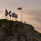 Una persona contemplando el atardecer en La Habana durante los cortes eléctricos del 4 de agosto de 2026.