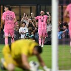 El delantero argentino del Inter Miami, Lionel Messi (n.º 10), celebra el gol del defensa brasileño del Inter Miami, Micael (n.º 16), tras una asistencia suya, durante el partido de fútbol de la fase de grupos de la Leagues Cup 2026 entre el Inter Miami CF y el Atlético de San Luis, disputado en el NU Stadium de Miami, Florida, el 5 de agosto de 2026.
