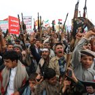 Partidarios yemeníes armados del movimiento hutí, respaldado por Irán, esgrimen sus armas durante una protesta contra lo que, según el grupo, son restricciones impuestas por la coalición liderada por Arabia Saudí en las zonas de Yemen controladas por los hutíes, en Saná, el 17 de julio de 2026. Los hutíes de Yemen advirtieron el 16 de julio que atacarán las instalaciones petroleras y otras infraestructuras de Arabia Saudí si se recrudece el conflicto entre ambas partes, días después de que fuera bombardeado el aeropuerto de Saná, la capital controlada por los rebeldes.