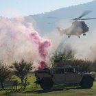 Soldados de las Fuerzas Especiales del Ejército de los Estados Unidos, junto con soldados chilenos, colombianos y españoles, muestran tácticas urbanas a la ministra de Defensa de Chile, la Sra. Adriana Delpiano Puelma, en Colina (Chile), en el marco del ejercicio «Southern Star 2025», el 5 de junio de 2025. «Southern Star ‘25» es un ejercicio multinacional de operaciones especiales que se celebra en todo Chile del 26 de mayo al 8 de junio. El ejercicio reúne a fuerzas de seis naciones y diez países observadores, con un total de más de 2.700 participantes, con el fin de mejorar la interoperabilidad y reforzar las alianzas globales en materia de operaciones especiales a través de un entrenamiento conjunto que se extiende desde Antofagasta hasta Punta Arenas. (Fotografía del Ejército de los EE. UU. realizada por el sargento Elijah Florence)