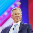 Tommy Tuberville en CPAC/ Bryan Olin Dozier