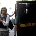 La jueza María Lourdes Afiuni llega bajo custodia a la clínica forense de Caracas el 16 de julio de 2010.