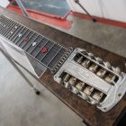 En la exposición previa de la subasta «Objetos de los archivos de la familia Gretsch», organizada por Julien's Auctions en Beverly Hills (California), el 22 de marzo de 2021, se puede ver una guitarra de regazo Sho-Bud Pedal Steel. La subasta tendrá lugar los próximos días 26 y 27 de marzo de 2021.