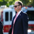 El secretario de personal de la Casa Blanca, Will Scharf, camina para abordar el Marine One