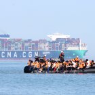 Unos migrantes a bordo de una embarcación intentan cruzar el Canal de la Mancha