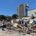 Rescatistas buscan supervivientes en un edificio derrumbado tras el terremoto en Pereira, Colombia