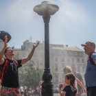 Personas se refrescan en medio de una ciudad por las altas temperaturas (Archivo)