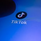 Logo de TikTok en un smartphone