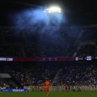 El portero del NYCFC, Matthew Freese, con el dorsal 49, se encuentra en el terreno de juego mientras una nube de humo azul flota sobre él durante el partido de fútbol de la Copa de la Liga contra el Cruz Azul, disputado en el Sports Illustrated Stadium de Harrison, Nueva Jersey, el 9 de agosto de 2026.