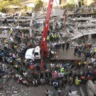 Rescatistas y voluntarios tratan de encontrar sobrevivientes al terremoto