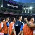 Los jugadores del Inter Miami guardan un minuto de silencio en homenaje a Jorge Messi, padre y agente de la estrella del fútbol argentino Lionel Messi, antes del partido de la fase de grupos de la Leagues Cup 2026 entre el Inter Miami CF y el Monterrey, disputado en el Nu Stadium de Miami, Florida, el 8 de agosto de 2026. Jorge Messi, padre y agente de Lionel Messi, ha fallecido a los 68 años en Rosario (Argentina), según anunció el 8 de agosto el Newell's Old Boys, el club de la infancia del ocho veces ganador del Balón de Oro.