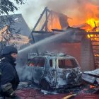 Rescatistas ucranianos trabajando para extinguir un incendio en una casa tras un ataque aéreo