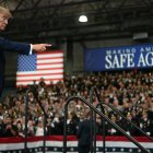 Donald Trump señala a la multitud al retirarse tras pronunciar un discurso en el Centro de Entrenamiento e Inteligencia de la Academia de Policía del Condado de Nassau