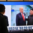 Un hombre observa por televisión la reunión entre Donald Trump y Kim Jong Un, el 1 de enero de 2020.