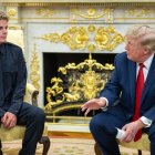 El presidente Donald Trump junto al salvavidas Ryder Williams, este lunes en la Oficina Oval.
