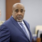 Duane Davis entra a la sala del tribunal tras un receso en su juicio por asesinato, este 17 de agosto.