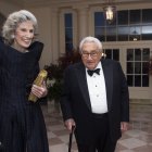 Henry Kissinger y su esposa Nancy llegan a la Casa Blanca para asistir a una cena de Estado.