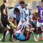 El centrocampista argentino Leandro Paredes (arriba) choca con el centrocampista español Gavi