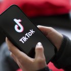 Una niña sostiene un iPhone 16 con el logotipo de la aplicación TikTok/ Jan Woitas