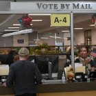 Ciudadano de California emitiendo su voto por correo/ Carlos Moreno