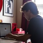 Adolescente trabajando en una laptop (Archivo)