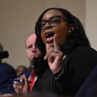 LaMonica McIver en Capitol Hill/ Andrew Caballero- Reynolds
