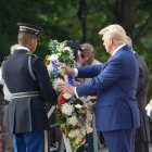 Donald Trump visita el cementerio de Arlington, imagen de archivo/ Andrew Leyden