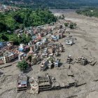Varias casas parcialmente sumergidas en barro a lo largo de la ribera de un río tras las inundaciones repentinas en Trishuli Bazar, en el distrito de Nuwakot.