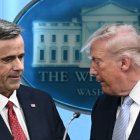 Donald Trump (derecha) cede la palabra al director de la CIA, John Ratcliffe (izquierda)