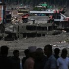 Residentes de una comunidad nepalí buscan a sus familias tras la inundación