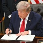 Donald Trump en el Salón Oval/ Saul Loeb