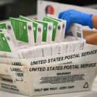 Un funcionario electoral procesa boletas de voto por correo en el Centro de Procesamiento de Votos del Condado de Los Ángeles, el 2 de junio de 2026.