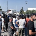 La gente espera noticias tras el naufragio de un transbordador en el puerto de Kyrenia, en la autoproclamada RTNC.
