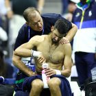 El serbio Novak Djokovic recibe asistencia médica durante su partido contra el argentino Mariano Navone, en el encuentro de primera ronda del torneo individual masculino de tenis, celebrado durante la primera jornada del US Open en el Centro Nacional de Tenis Billie Jean King de la USTA, en la ciudad de Nueva York, el 30 de agosto de 2026.