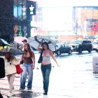 Personas caminan bajo la lluvia en Nueva York