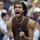 El español Carlos Alcaraz reacciona tras derrotar al ruso Roman Safiullin en el partido de primera ronda del torneo individual masculino de tenis, celebrado durante la segunda jornada del US Open en el Centro Nacional de Tenis Billie Jean King de la USTA, en la ciudad de Nueva York, el 31 de agosto de 2026.