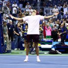 El alemán Alexander Zverev celebra tras derrotar al italiano Lorenzo Sonego durante el partido de primera ronda del torneo individual masculino de tenis, celebrado en la tercera jornada del US Open en el Centro Nacional de Tenis USTA Billie Jean King de Nueva York, en la madrugada del 2 de septiembre de 2026.