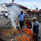 Ritos hindúes nepalíes durante funerales simbólicos
