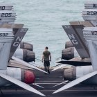 Un miembro de la tripulación camina por la cubierta de vuelo del portaaviones nuclear estadounidense USS Abraham Lincoln