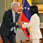 El secretario de Energía de Estados Unidos, Chris Wright, y la presidenta encargada de Venezuela, Delcy Rodríguez